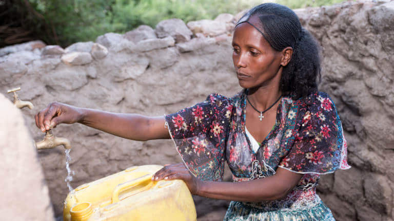 <p>Dankzij het project van Caritas heeft Mihret elke dag zuiver water uit de kraan. Het water zet alles in beweging: het land, de mensen, het leven.</p>
