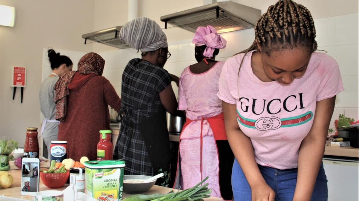 Caritas International België Wanneer bewoners de keuken van de Logis de Louvranges overnemen…