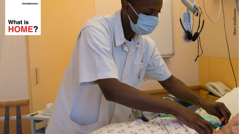 <p>Christian, 41 jaar en afkomstig uit DR Congo, is verpleger op de revalidatiedienst van een Brussels ziekenhuis.</p>
