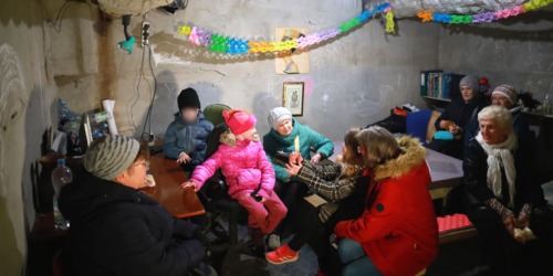 Caritas International België Oekraïners overleven in kelders en trachten zich te verwarmen