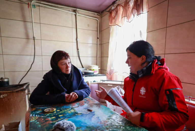 Caritas International België Oekraïners overleven in kelders en trachten zich te verwarmen
