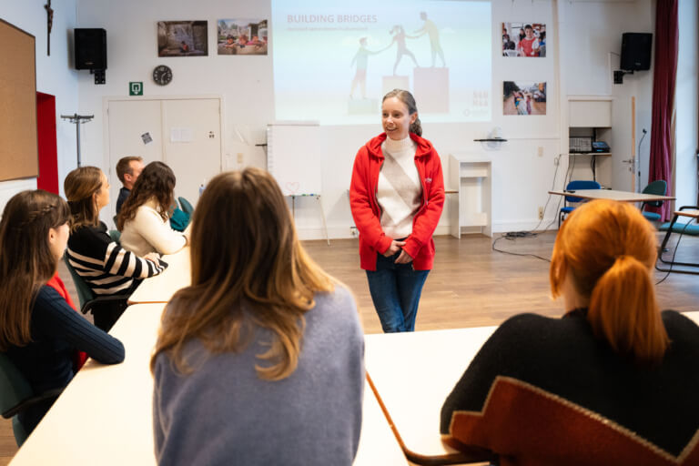 Caritas International Belgique De la classe aux politiques publiques : les équipes de Caritas unissent leurs forces
