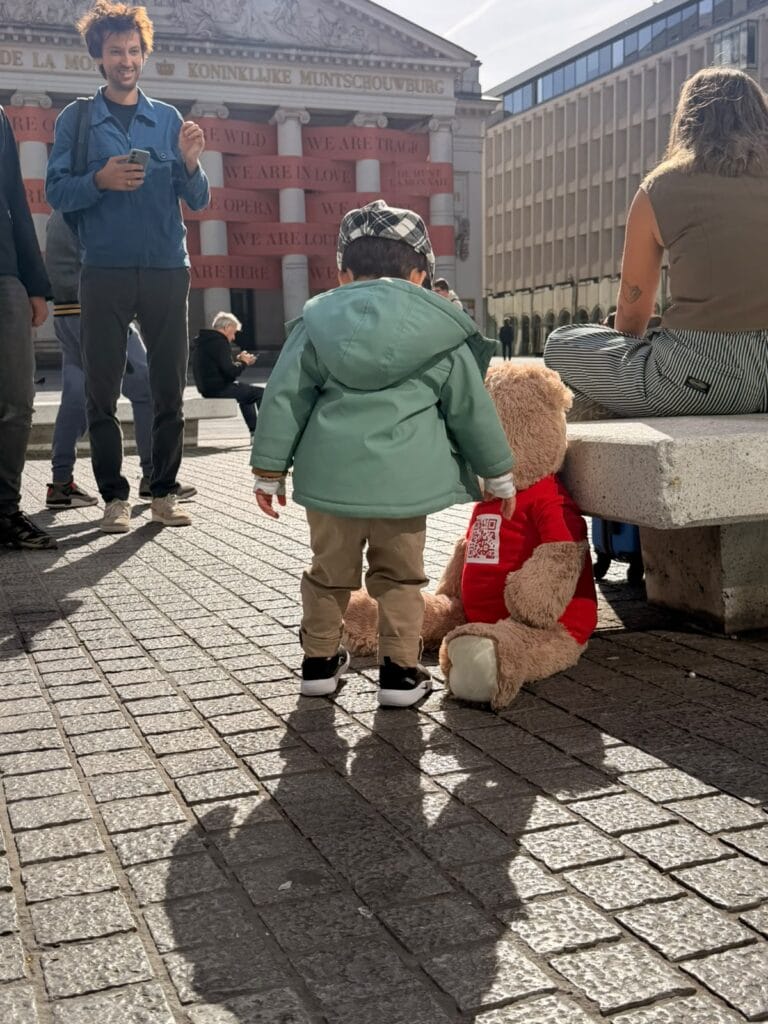 Caritas International Belgique Pourquoi cet ours a-t-il traversé Bruxelles, Anvers et Liège ?