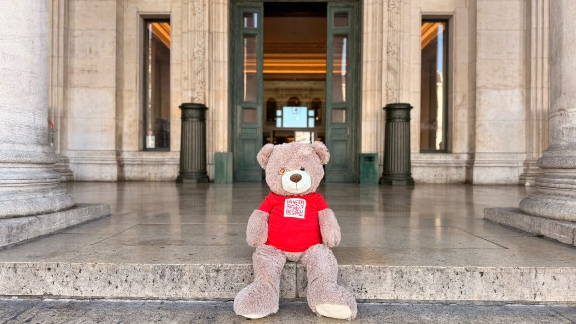 Caritas International Belgium Large teddy bear brings the experience of refugee children to Brussels